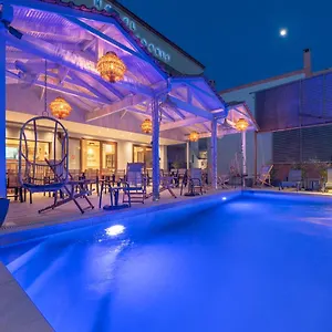 https://adonis.hotelschalkidiki.net