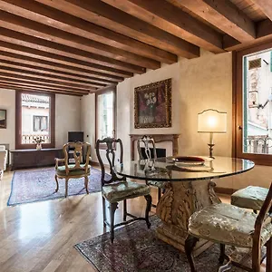 https://la-fenice-charming-flat.hotelinveneto.com